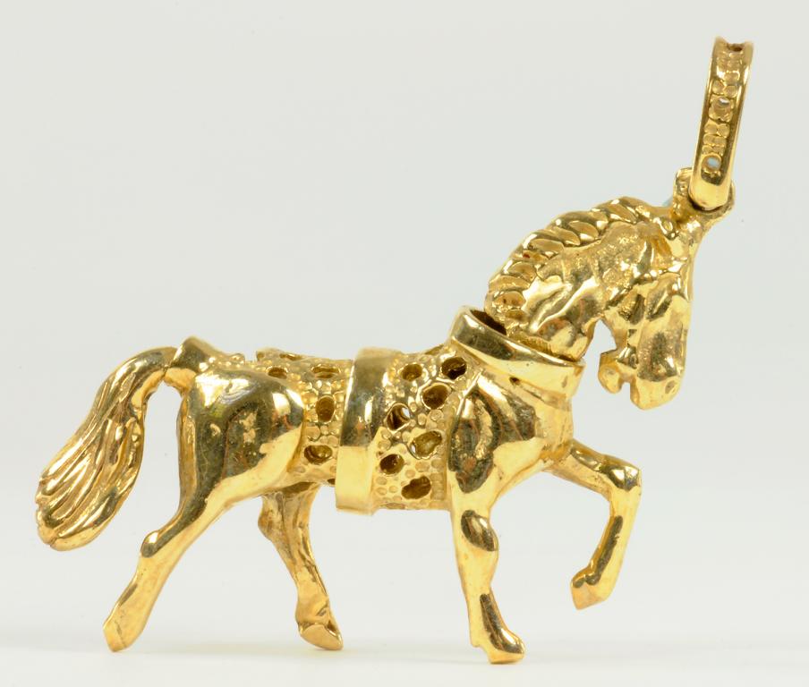 A 9CT GOLD HORSE PENDANT FULLY ARTICULATED, 15.3G