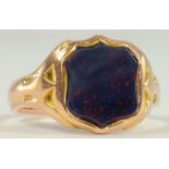A 15CT GOLD SIGNET RING WITH BLOODSTONE INTAGLIO, CHESTER 1910, 3.5G