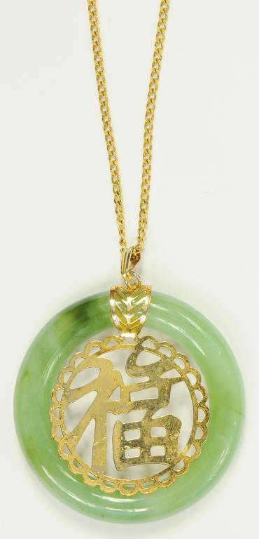 A CHINESE, JADE AND GOLD COLOURED METAL PENDANT ON GOLD NECKLET, MARKED 18K