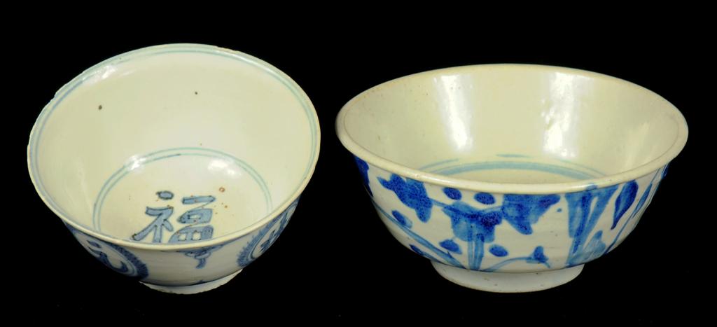 TWO CHINESE BLUE AND WHITE BOWLS, MING DYNASTY, 16TH C   the smaller painted with auspicious
