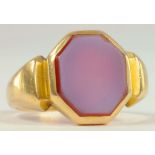 A GOLD SIGNET RING WITH AGATE MATRIX, MARKED 18, 7.9G GROSS