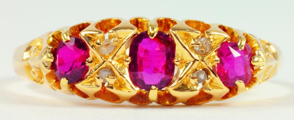 A RUBY AND DIAMOND RING IN 18CT GOLD, BIRMINGHAM 1907, 2.8G