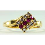 A GEM SET CROSSOVER CLUSTER RING IN GOLD, 2.9G GROSS