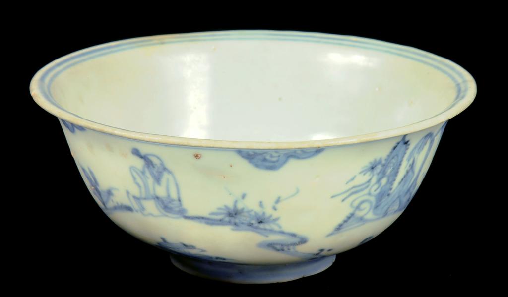A CHINESE BLUE AND WHITE BOWL, MING DYNASTY, 16TH C  painted to the interior and exterior with a - Image 2 of 2