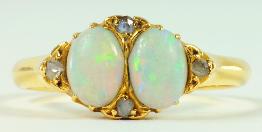 AN OPAL AND DIAMOND RING IN 18CT GOLD, BIRMINGHAM 1903, 2.7G GROSS