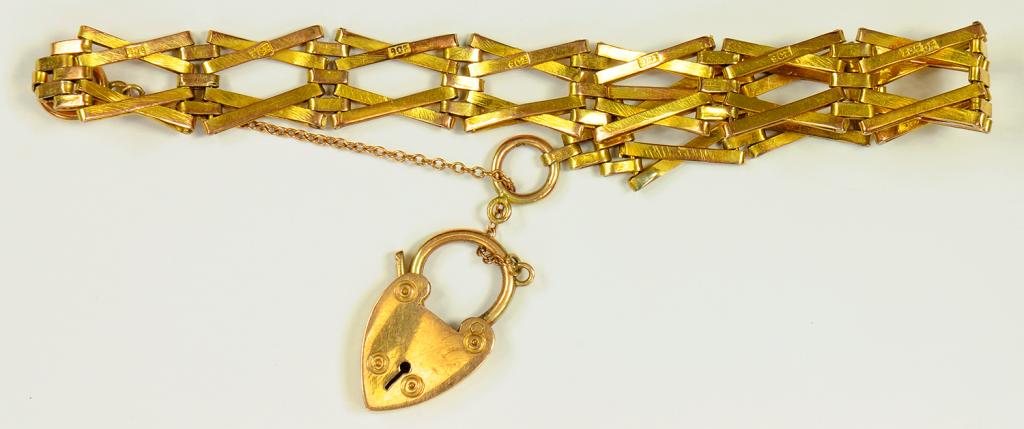 A GOLD GATE BRACELET AND PADLOCK, MARKED 9CT, 11.7G