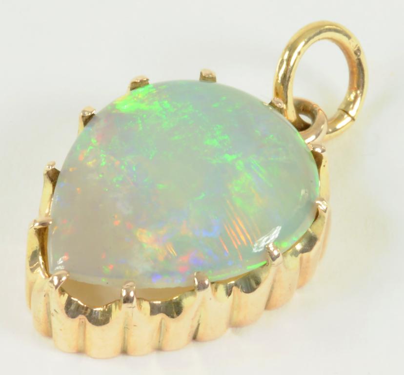 A HEART SHAPED OPAL PENDANT IN GOLD, 2.1G GROSS