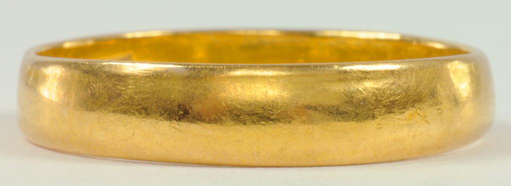 A 22CT GOLD WEDDING RING, 3.1G