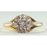 A DIAMOND CLUSTER RING IN 18CT GOLD, 3G