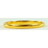 A 22CT GOLD WEDDING RING, 1.8G