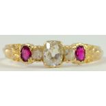 A YELLOW DIAMOND AND RUBY FIVE STONE RING IN GOLD, 1.6G GROSS