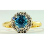 AN AQUAMARINE AND DIAMOND CLUSTER RING IN GOLD, MARKED 18CT PLAT, 3.7G