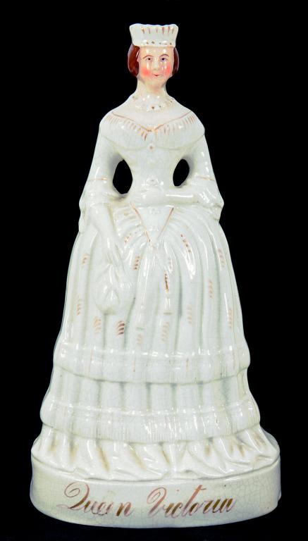 A STAFFORDSHIRE EARTHENWARE PORTRAIT FIGURE OF QUEEN VICTORIA, 19TH CENTURY