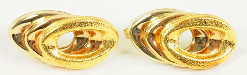 A PAIR OF THREE COLOUR GOLD EARRINGS, 4G