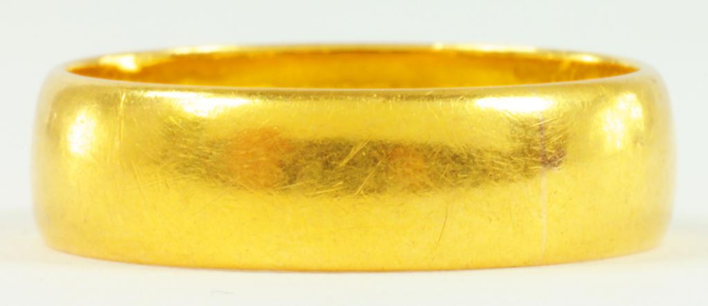 A 22CT GOLD WEDDING RING, 5G