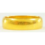 A 22CT GOLD WEDDING RING, 5G