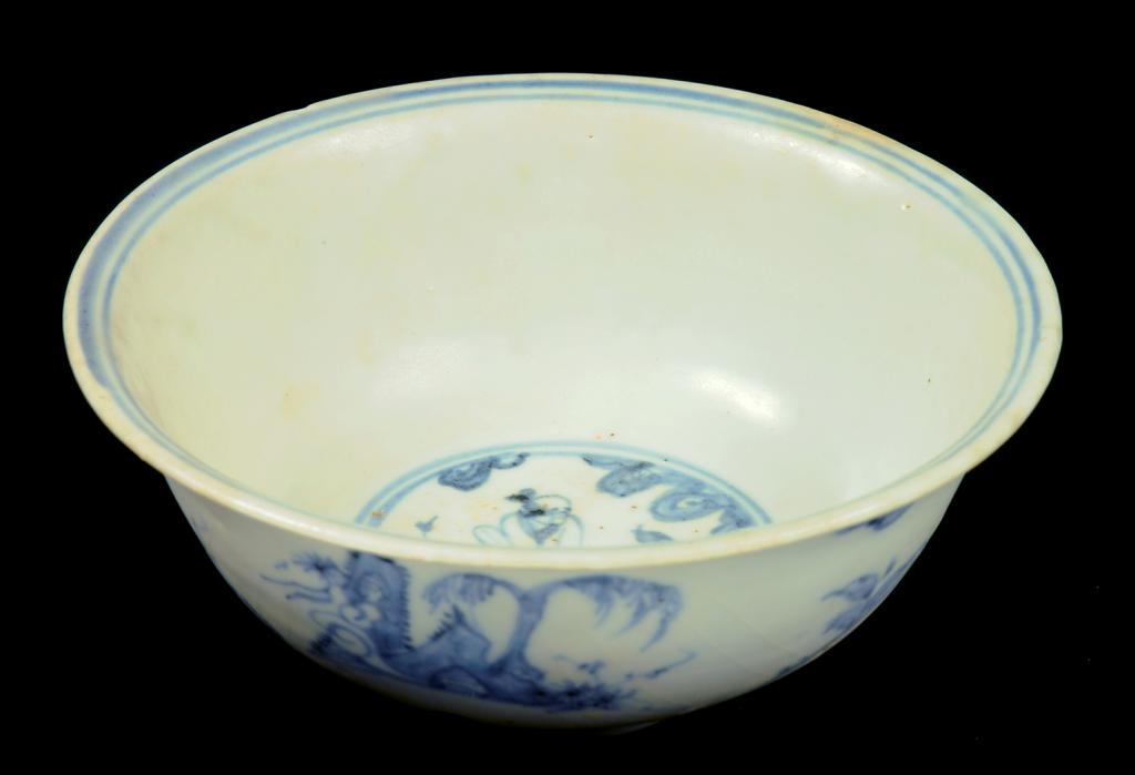 A CHINESE BLUE AND WHITE BOWL, MING DYNASTY, 16TH C  painted to the interior and exterior with a