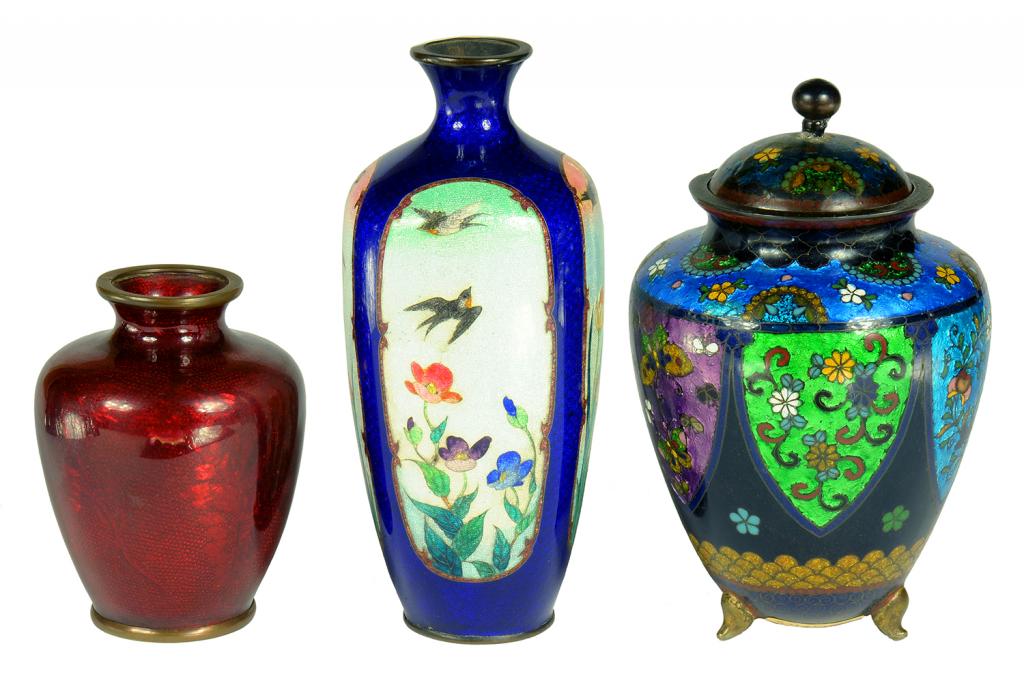 A JAPANESE AKASUKE ENAMEL VASE BY KUMENO TEITARO, A CLOISONNÉ ENAMEL THREE FOOTED VASE AND COVER AND