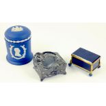 A CONTINENTAL GILT BRASS AND BLUE STAINED ONYX MINIATURE CASKET, A FRENCH ART NOUVEAU PEWTER TRINKET