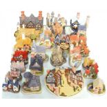 A COLLECTION OF TWENTY THREE DAVID WINTER COTTAGES INCLUDING A PLAQUE AND COLLECTORS' GUILD