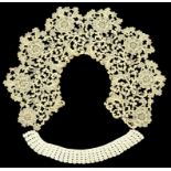 A FINE ANTIQUE LACE COLLAR, LATE 19TH CENTURY AND ANOTHER ITEM