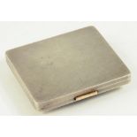 A GEORGE VI SILVER CIGARETTE CASE, ENGINE TURNED, WITH GOLD PUSH PIECE, LONDON 1939, 4OZS