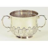 A VICTORIAN SILVER TWO HANDLED CUP OF HEAVY GAUGE IN WILLIAM III STYLE, LONDON 1900, 10OZS