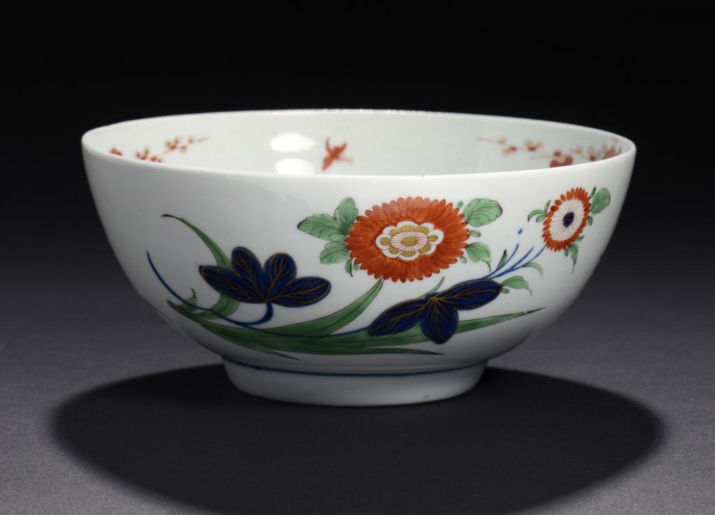 A WORCESTER IMARI SLOP BASIN, C1768-70 15cm diam, fretted square ++Tiny chip on footrim and light