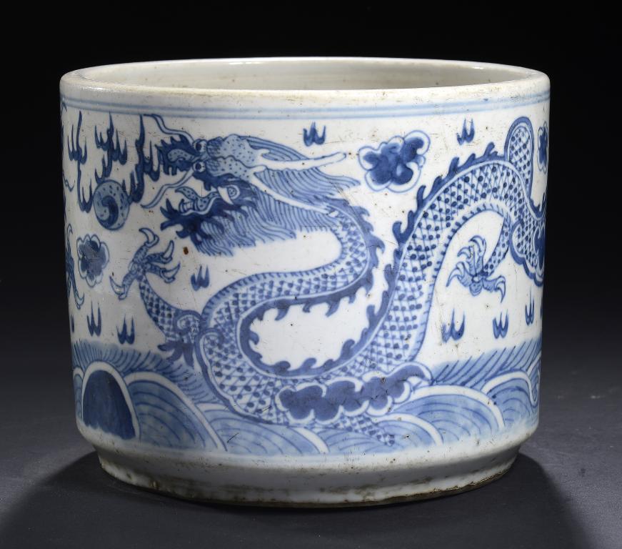 A CHINESE BLUE AND WHITE JARDINIERE, 18TH/19TH C  painted with dragons, 16cm h ++Some roughness