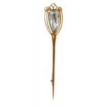 AN AQUAMARINE DART BROOCH, EARLY 20TH C  with pear shaped aquamarine,  in gold ++Fine quality, in