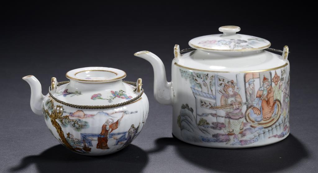 A CHINESE PORCELAIN FAMILLE ROSE TEAPOT AND COVER DATED 1922 AND A LARGER  TEAPOT COVER AND INFUSER,