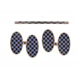 A PAIR OF ART DECO GOLD AND ENAMEL CHEQUER CUFFLINKS AND TIE PIN, C1930  marked 9ct, fitted case