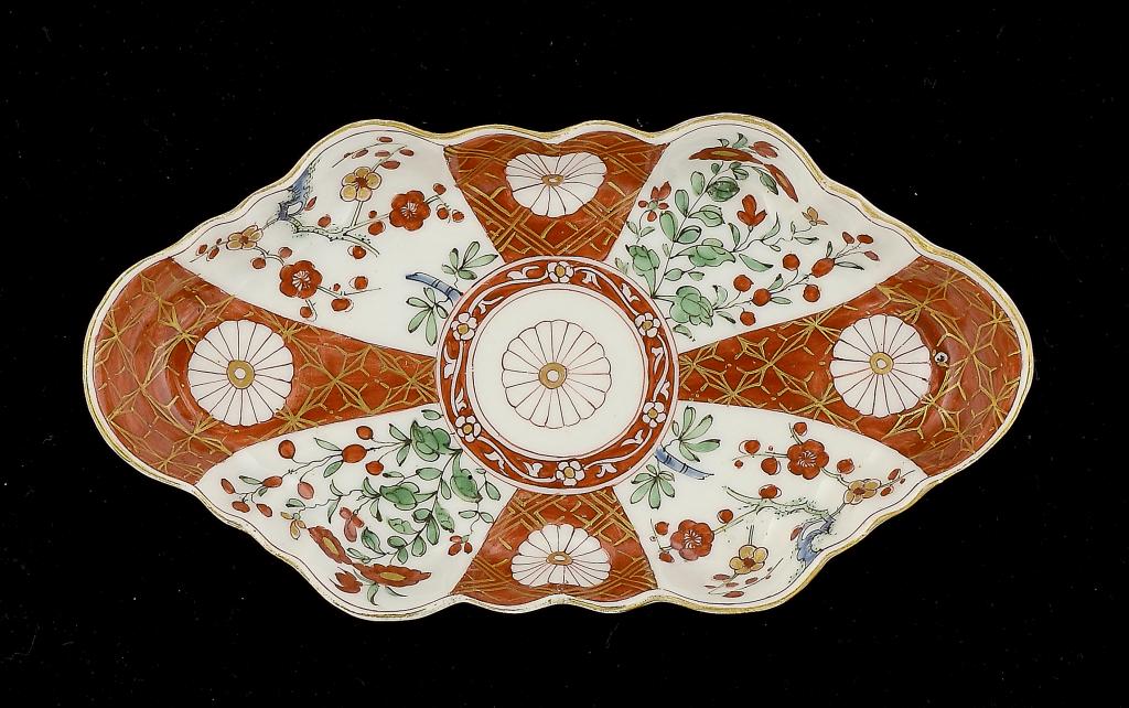 A WORCESTER SCARLET JAPAN PATTERN SPOON TRAY, C1775  15cm w ++An attractive shape and pattern in
