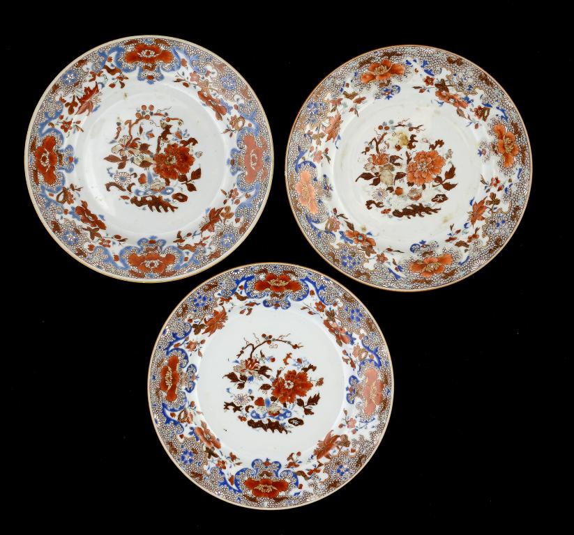 A SET OF THREE CHINESE EXPORT PORCELAIN PLATES, C1770 23cm diam ++Slight wear, one plate with tiny