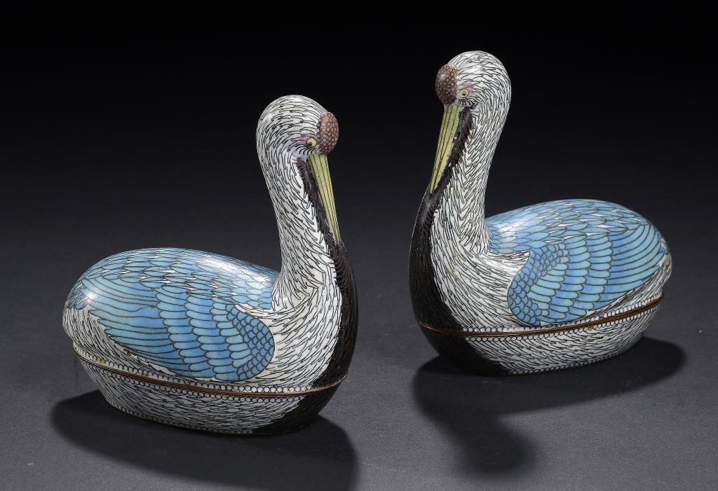A PAIR OF CHINESE CLOISONNÉ ENAMEL BOXES AND COVERS IN THE FORM OF A CRESTED IBIS, C MID 20TH C