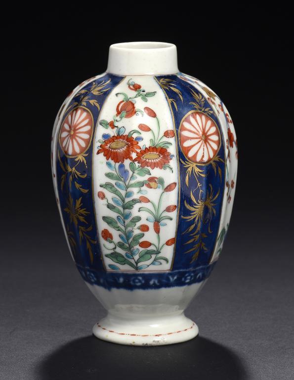 A WORCESTER FLUTED QUEEN'S PATTERN TEA CANISTER, C1768-75 11.5cm h, fretted square ++In fine