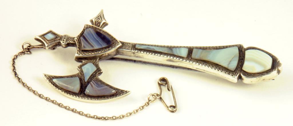 A VICTORIAN SILVER AND AGATE AXE BROOCH, ENGRAVED LOZENGE SHAPED PODR MARK