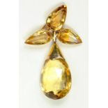 A GOLD AND PEAR SHAPED, BRIOLETTE CUT CITRINE BROOCH