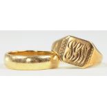 A 9CT GOLD WEDDING RING AND A 9CT GOLD SIGNET RING, 10.4G
