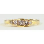 A DIAMOND FIVE STONE RING IN GOLD, 2.9G GROSS