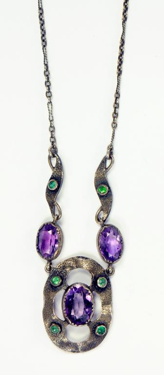 AN ARTS AND CRAFTS AMETHYST, GREENSTONE AND SILVER NECKLET, CIRCA 1905, 6.8G GROSS