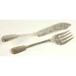 A PAIR OF VICTORIAN SILVER FISH SERVERS, FIDDLE AND THREAD PATTERN, LONDON 1869, 10DWTS