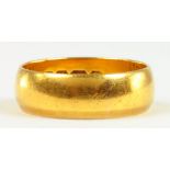 A 22CT GOLD WEDDING RING, 5.2G