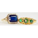 AN EMERALD AND DIAMOND RING IN 18CT GOLD, BIRMINGHAM 1902 AND A BLUE STONE RING IN GOLD, 4.9G GROSS