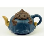 A CHINESE YIXING STONEWARE TEAPOT WITH TOAD SHAPED COVER