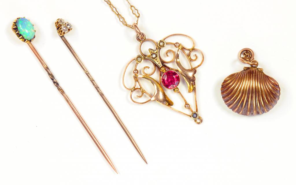 A PINK STONE AND SPLIT PEARL SET GOLD OPENWORK PENDANT, A GOLD NECKLET, TWO GOLD STICKPINS, ONE WITH
