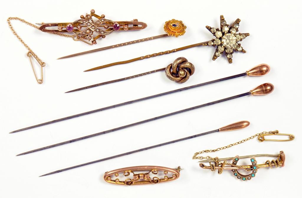 A SMALL COLLECTION OF VICTORIAN AND EARLY 20TH CENTURY GOLD STICKPINS, STEEL VEIL PINS WITH GOLD