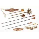 A SMALL COLLECTION OF VICTORIAN AND EARLY 20TH CENTURY GOLD STICKPINS, STEEL VEIL PINS WITH GOLD