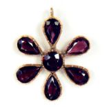 A GARNET AND GOLD FLOWER SHAPED PENDANT, LATE 19TH CENTURY, 5.8G GROSS