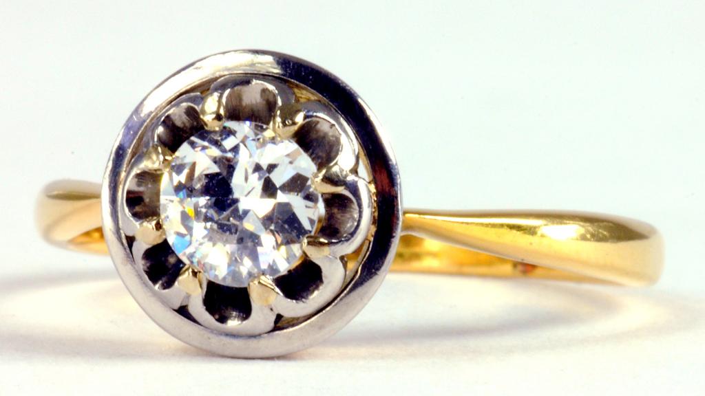 A DIAMOND SOLITAIRE RING IN GOLD, INDISTINCTLY MARKED AND ALSO MARKED PLAT, 4G